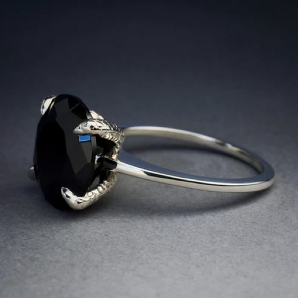 Dark Crsytal Talon Ring Size 4 silver